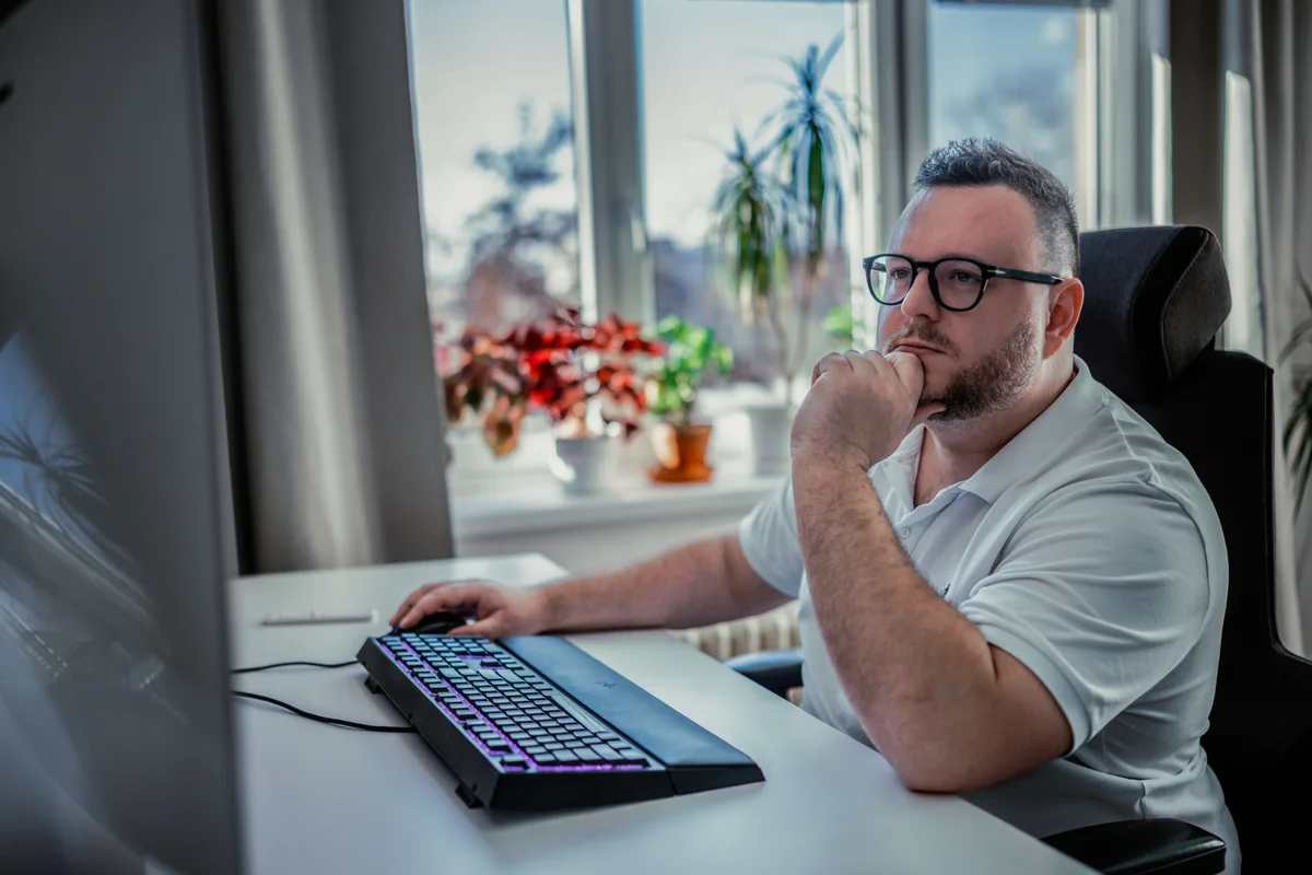 Jakub Luptovec u počítače